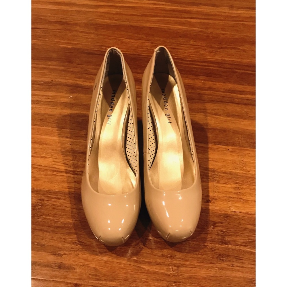 Nude pumps